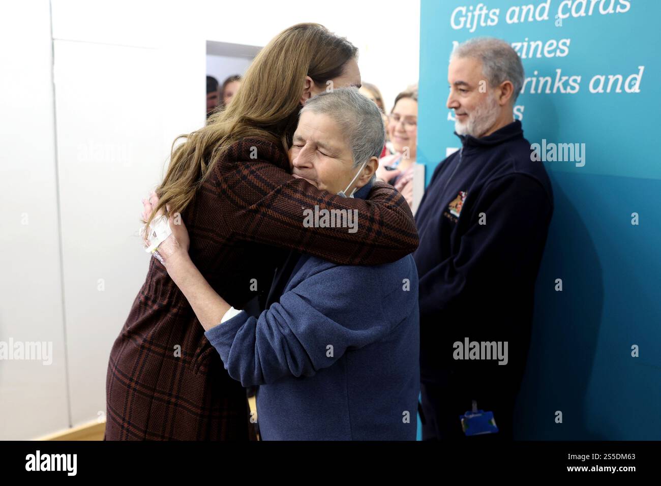 Britain's Princess Kate, left, hugs Rebecca Mendelhson during a visit to The Royal Marsden Hospital, where she received her cancer treatment, in London, Tuesday, Jan. 14, 2025. (Chris Jackson/Pool Photo via AP) Banque D'Images