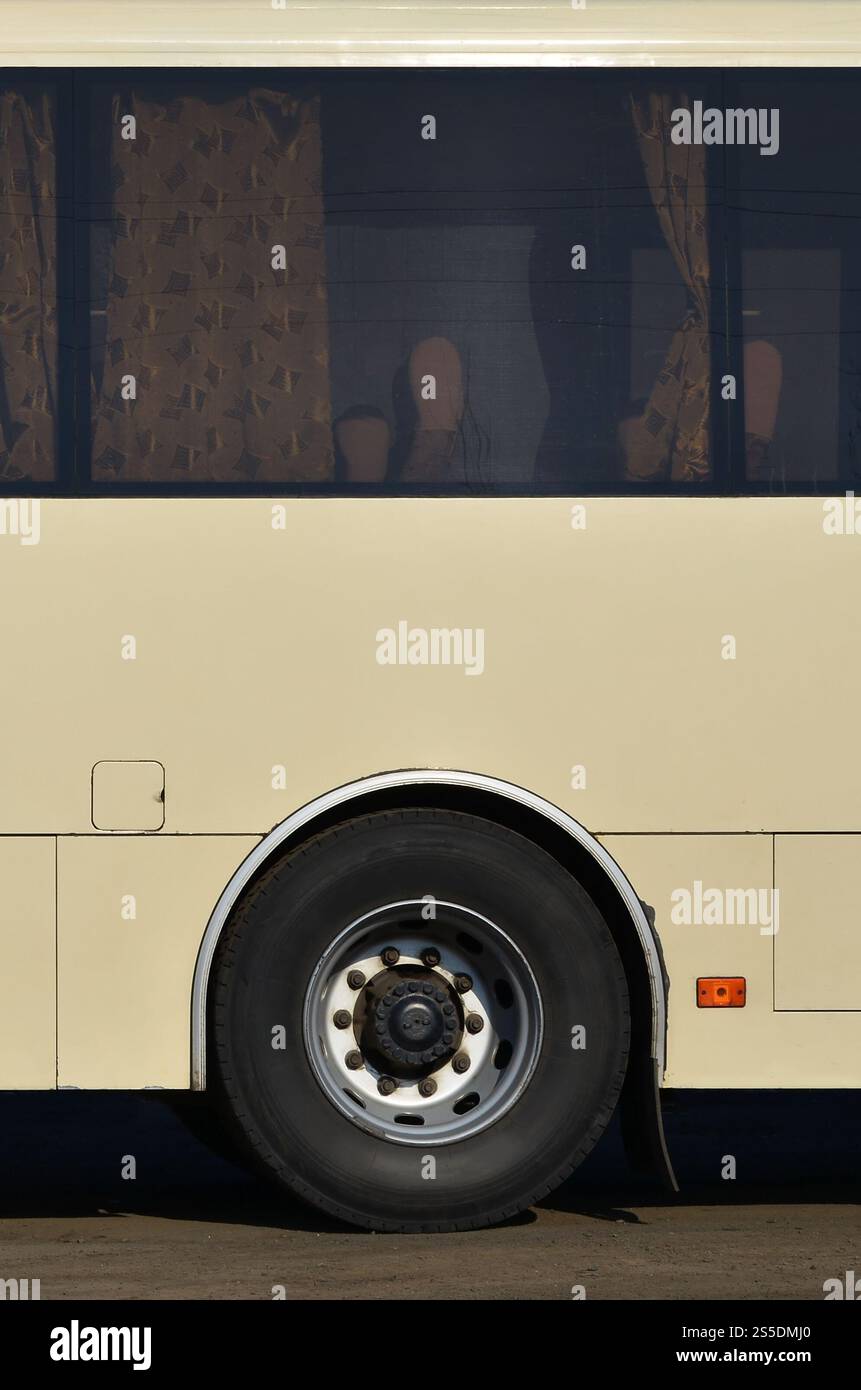 Photo de la coque d'un grand et long bus jaune avec espace libre pour la publicité. Vue latérale rapprochée d'un véhicule de transport de passagers Banque D'Images