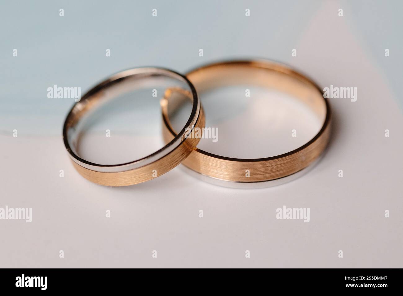 Les anneaux de mariage symbolisent l'union de deux personnes dans le mariage, représentant l'amour éternel et l'engagement Banque D'Images