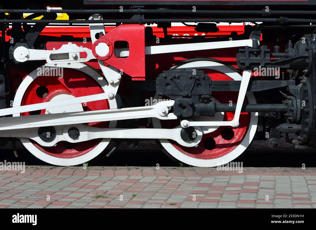 Roues de la vieille locomotive à vapeur noir de l'époque soviétique. Le côté de la locomotive avec les éléments de la technologie rotative de vieux trains Banque D'Images
