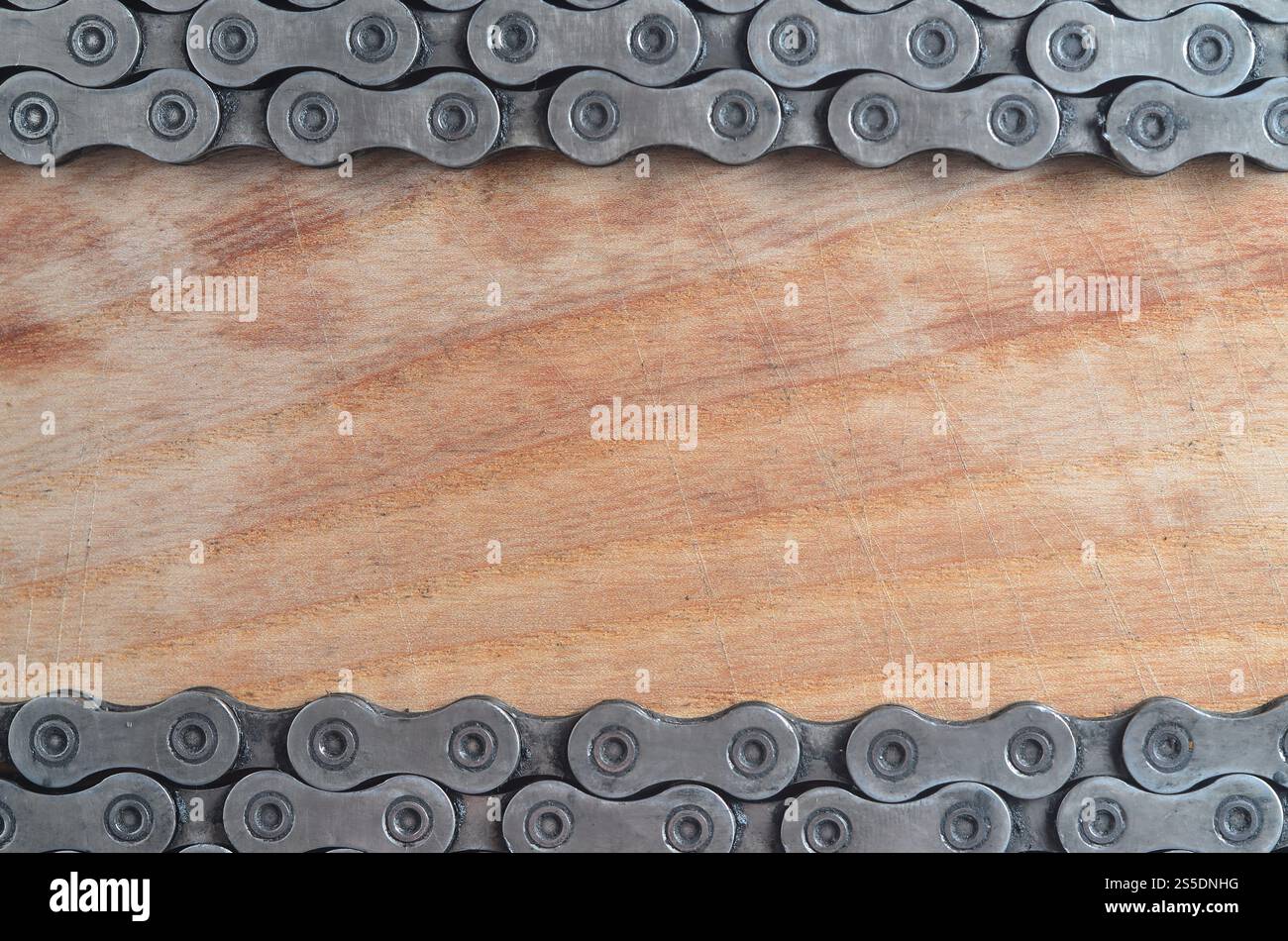 Chaîne sale et huileuse d'un vélo de montagne couché sur une table en bois dans un magasin de vélos. Un des principaux éléments de la transmission du couple sur les vélos Banque D'Images