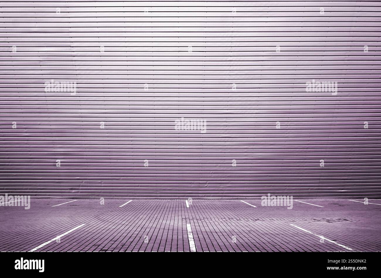 Espaces de stationnement vides sur le fond d'un mur métallique avec beaucoup d'espace libre pour le placement de produits liés à la mécanique et aux voitures. Parking vide Banque D'Images