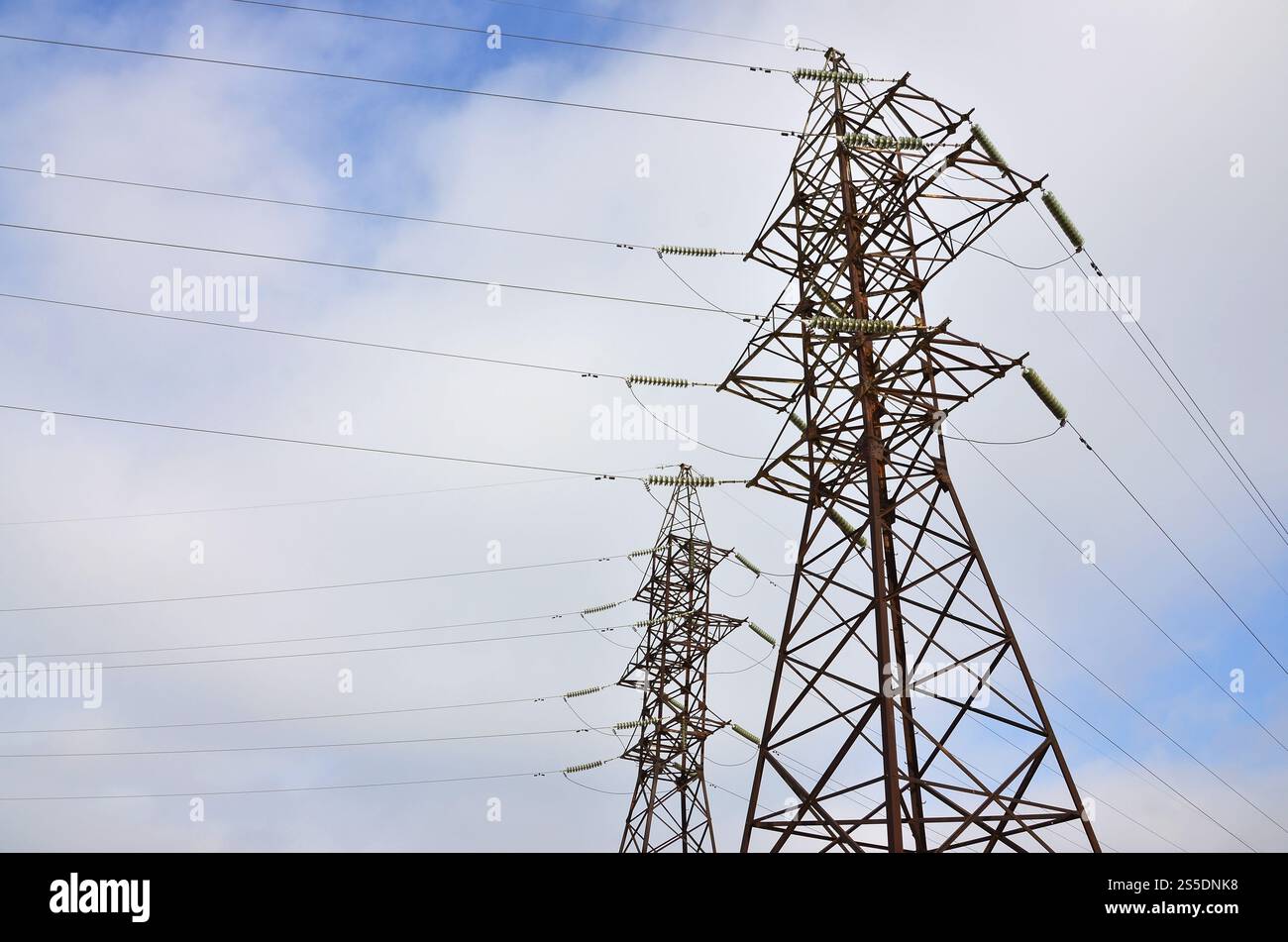 Borne haute tension. Pylône de transmission d'électricité. Tour métallique russe à haute tension et fond de ciel. Tour électrique haute tension. Électricité Banque D'Images