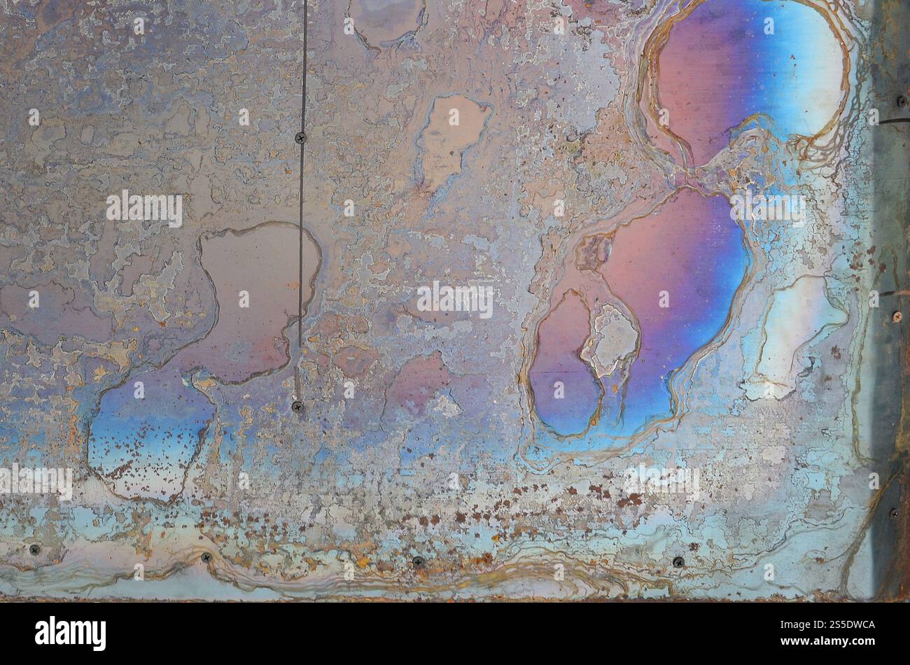 Texture de corrosion abstraite sur la tôle d'acier plaquée cuivre. Motif aléatoire dans les couleurs orange et bleu. Texture de corrosion abstraite sur le cuivre Banque D'Images