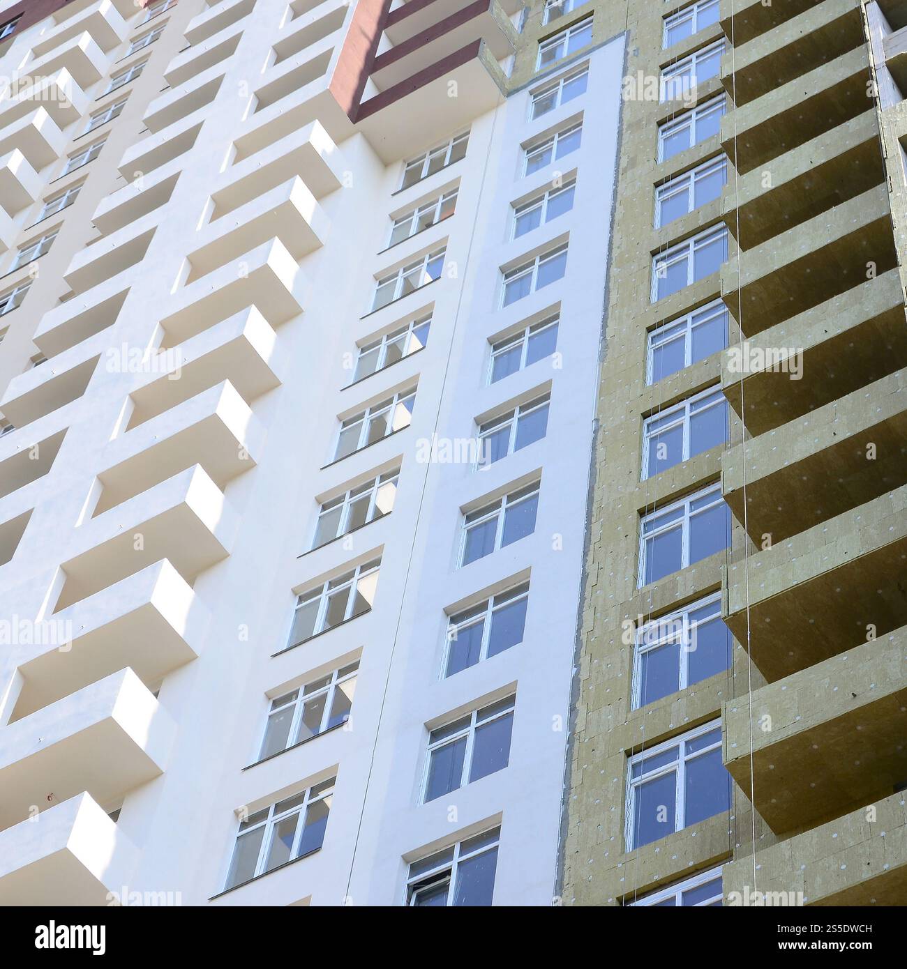 Nouvelle ville résidentielle multi magasin apartement haute façade de maison de bâtiment en construction. Façade de maison de construction d'appartements résidentiels multi-magasins Banque D'Images