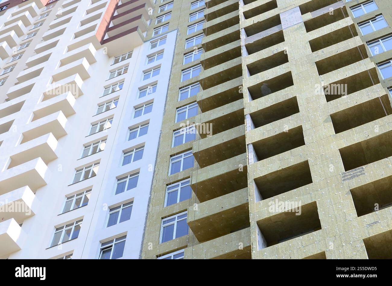 Nouvelle ville résidentielle multi magasin apartement haute façade de maison de bâtiment en construction. Façade de maison de construction d'appartements résidentiels multi-magasins Banque D'Images