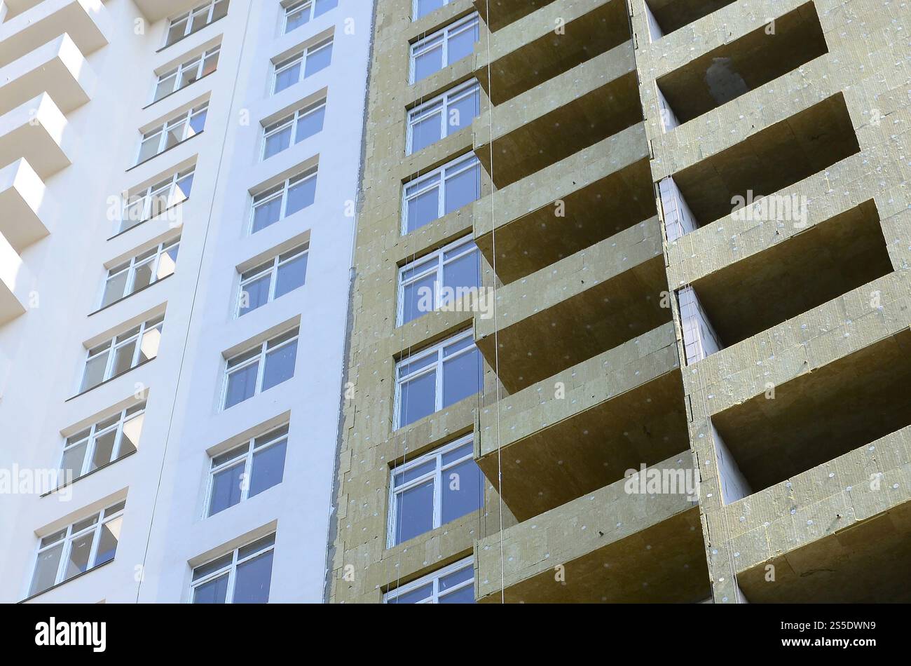 Nouvelle ville résidentielle multi magasin apartement haute façade de maison de bâtiment en construction. Façade de maison de construction d'appartements résidentiels multi-magasins Banque D'Images