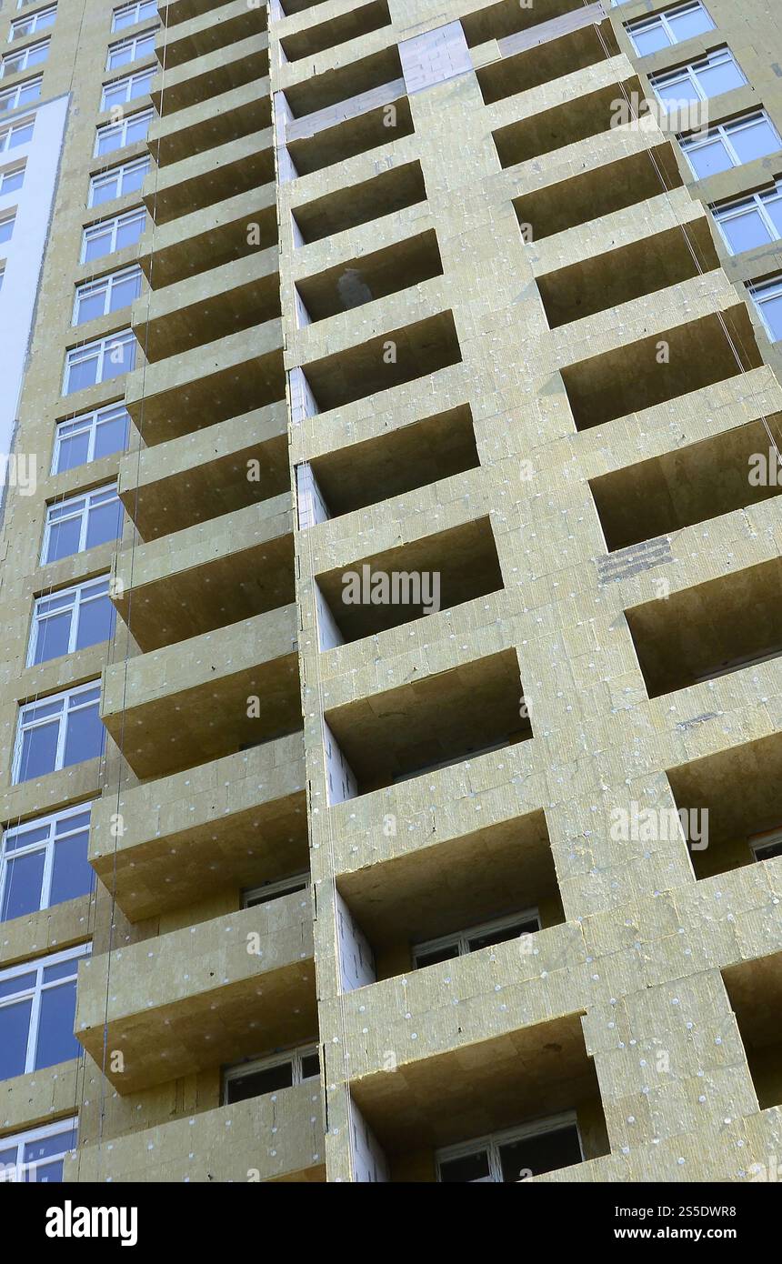 Nouvelle ville résidentielle multi magasin apartement haute façade de maison de bâtiment en construction. Façade de maison de construction d'appartements résidentiels multi-magasins Banque D'Images