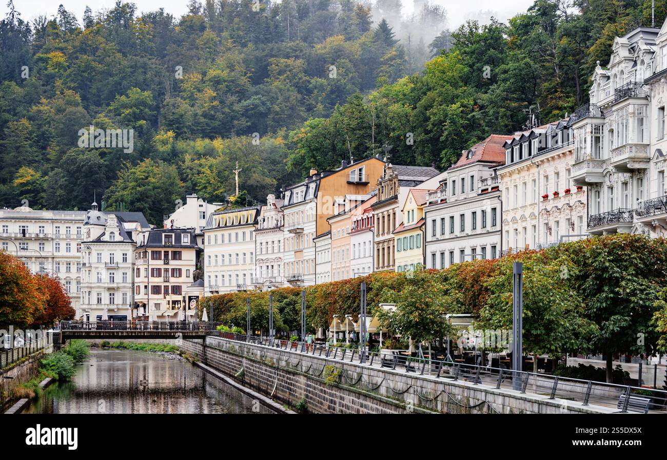 Ville thermale historique de Karlovy Vary avec ses façades élégantes et ses collines verdoyantes le long de la promenade aux couleurs d'automne sur la rivière Carlsbad, République tchèque 2024- Banque D'Images
