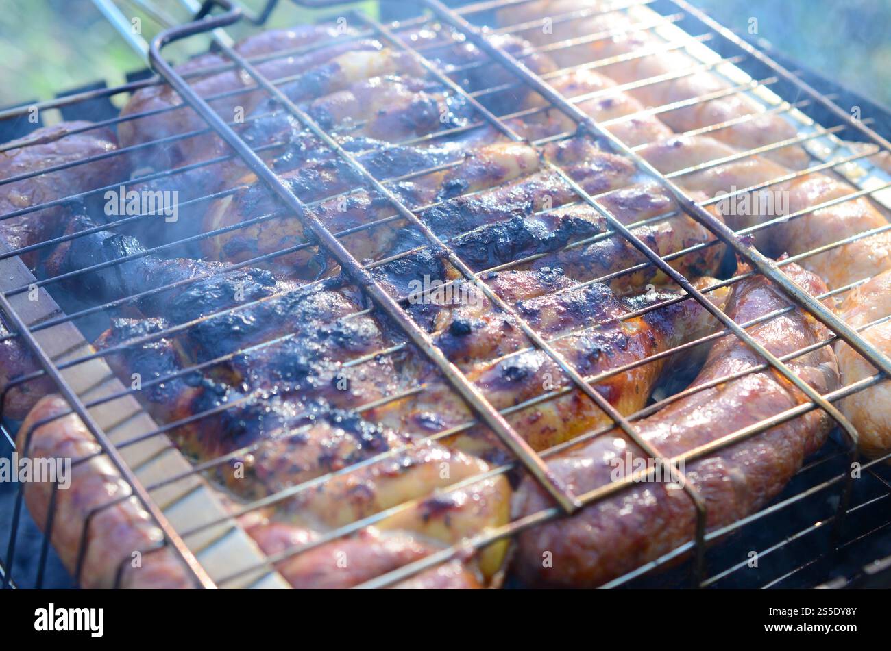 Viande grillée avec croûte trop cuite. Cuisses de poulet marinées sur le barbecue chaud au charbon de bois Grill mauvaise cuisson et mauvaise viande sur le feu. Mauvais et inapproprié Banque D'Images