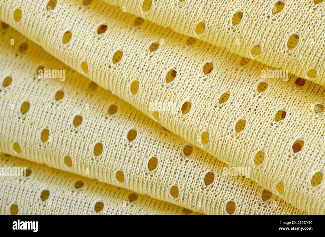Fond de modèle textile de tissu de tissu de sport de maille jaune. Couleur jaune maillot de football vêtements tissu texture vêtements de sport. Poreux respirant Banque D'Images