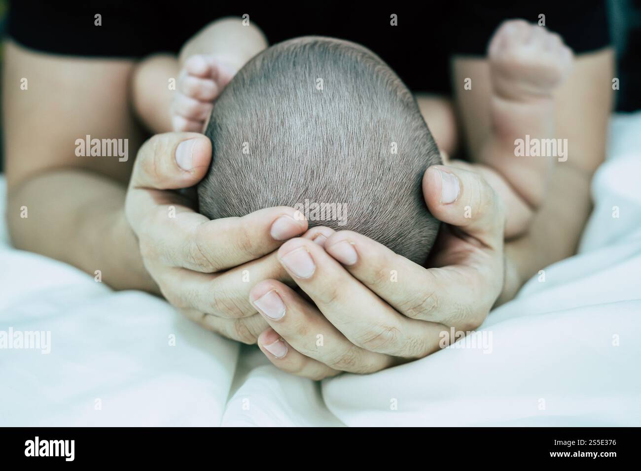 Bébé dort dans la main des pères, mise au point sélective Banque D'Images
