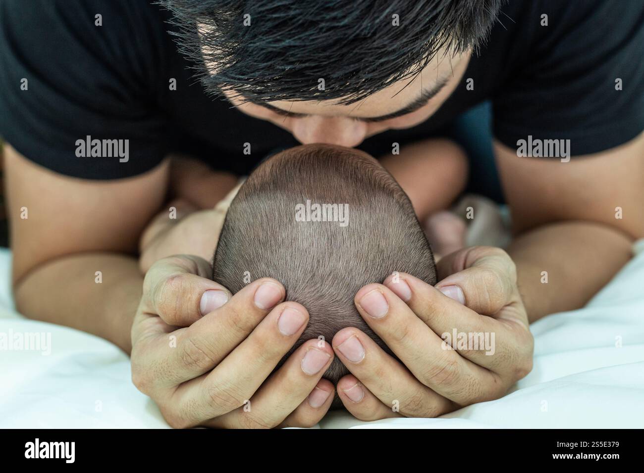 Bébé dort dans la main des pères, mise au point sélective Banque D'Images