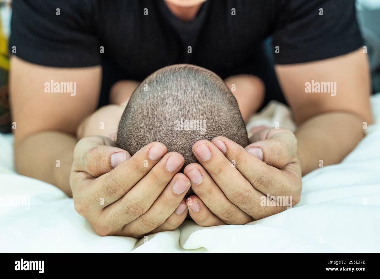 Bébé dort dans la main des pères, mise au point sélective Banque D'Images