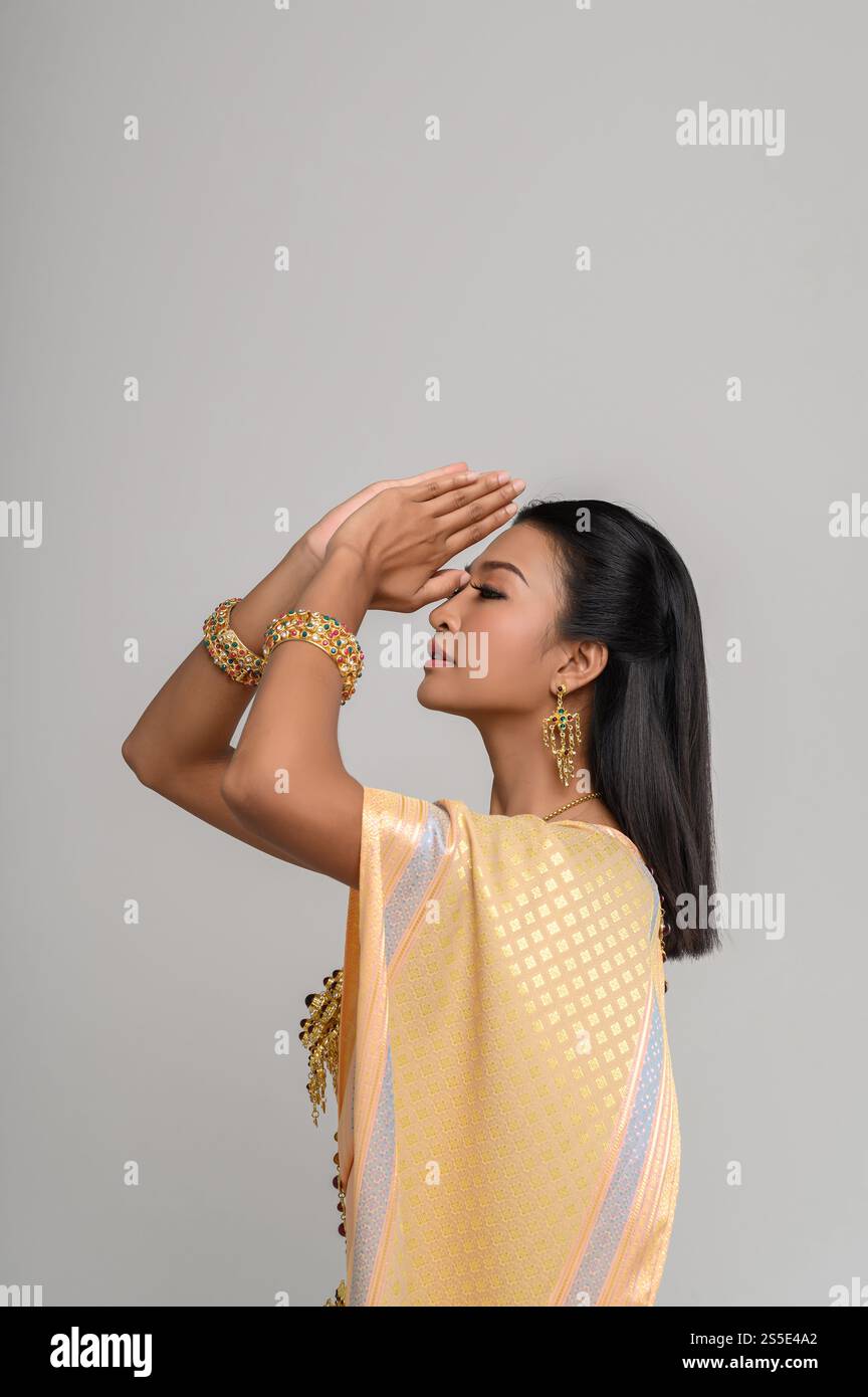Les femmes portant des vêtements thaïlandais qui sont respectueux, symbole sawasdee Banque D'Images
