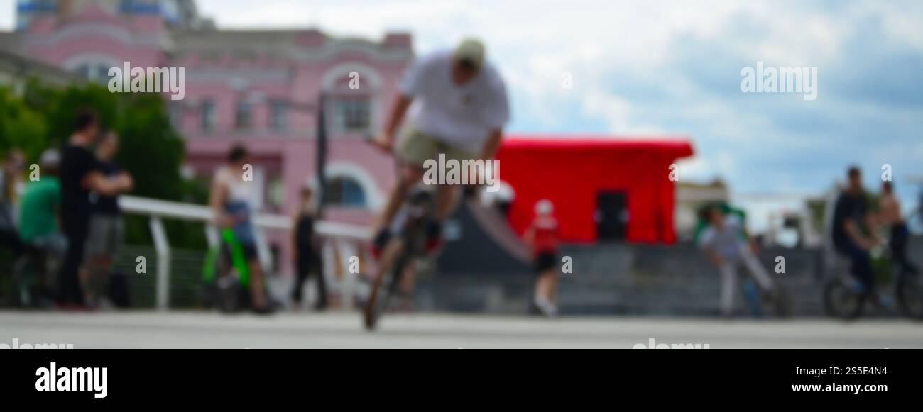 Image défocased de beaucoup de gens avec des vélos bmx. Rencontre des fans de sports extrêmes Banque D'Images Image défocased de beaucoup de gens avec des vélos bmx. Rencontre des fans de sports extrêmes Banque D'Images