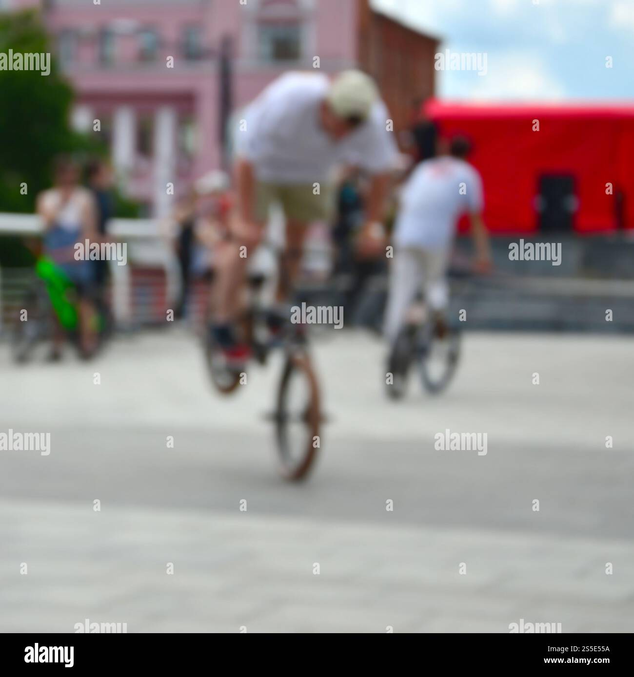 Image défocased de beaucoup de gens avec des vélos bmx. Rencontre des fans de sports extrêmes Banque D'Images Image défocased de beaucoup de gens avec des vélos bmx. Rencontre des fans de sports extrêmes Banque D'Images