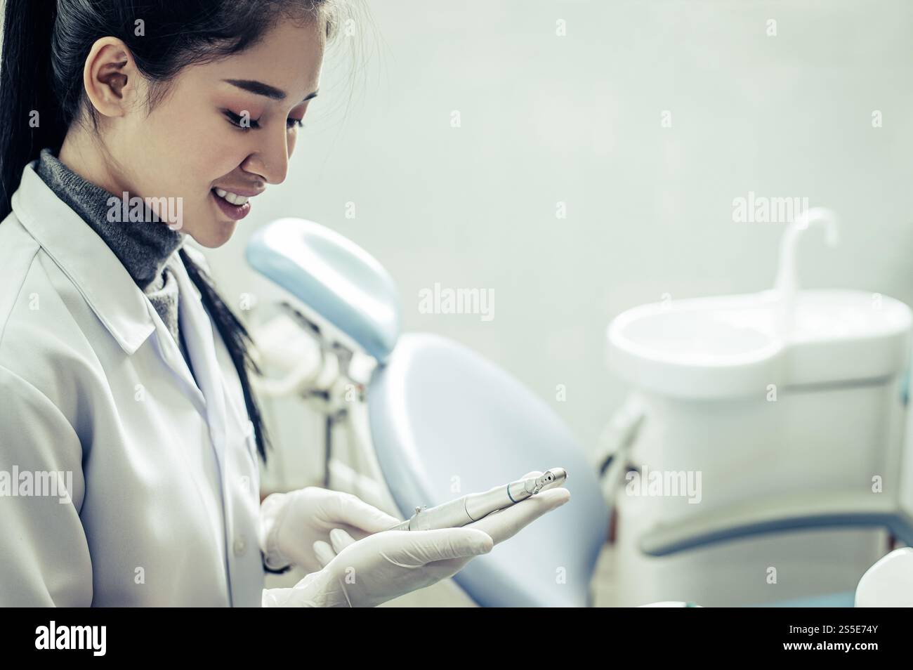 Les dentistes inspectent l'équipement de laboratoire Banque D'Images