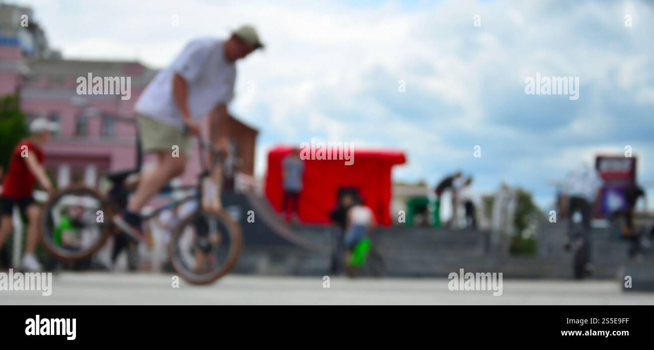Image défocased de beaucoup de gens avec des vélos bmx. Rencontre des fans de sports extrêmes Banque D'Images Image défocased de beaucoup de gens avec des vélos bmx. Rencontre des fans de sports extrêmes Banque D'Images