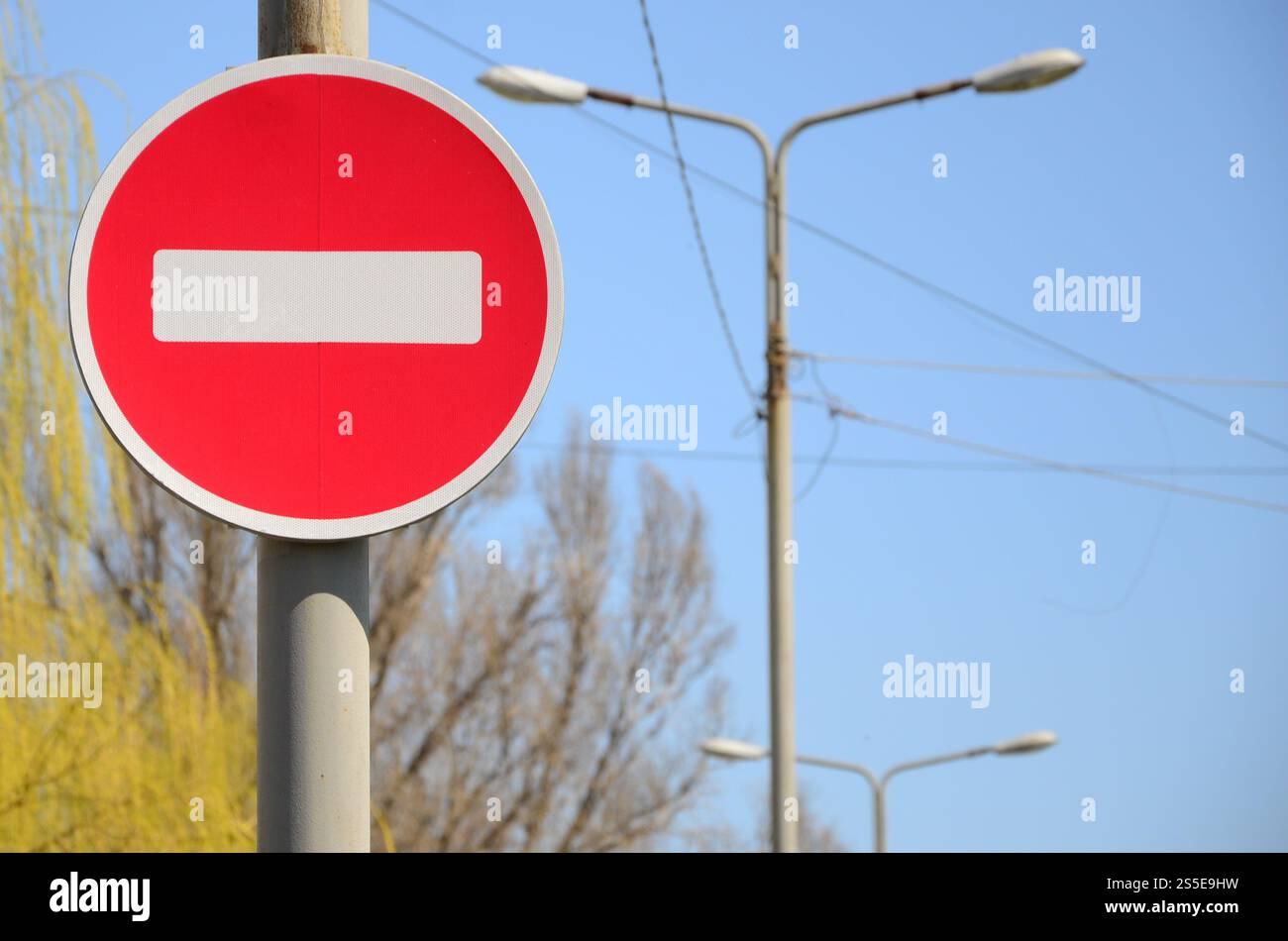 Signalisation routière sous forme de rectangle blanc dans un cercle rouge. Aucune entrée Banque D'Images