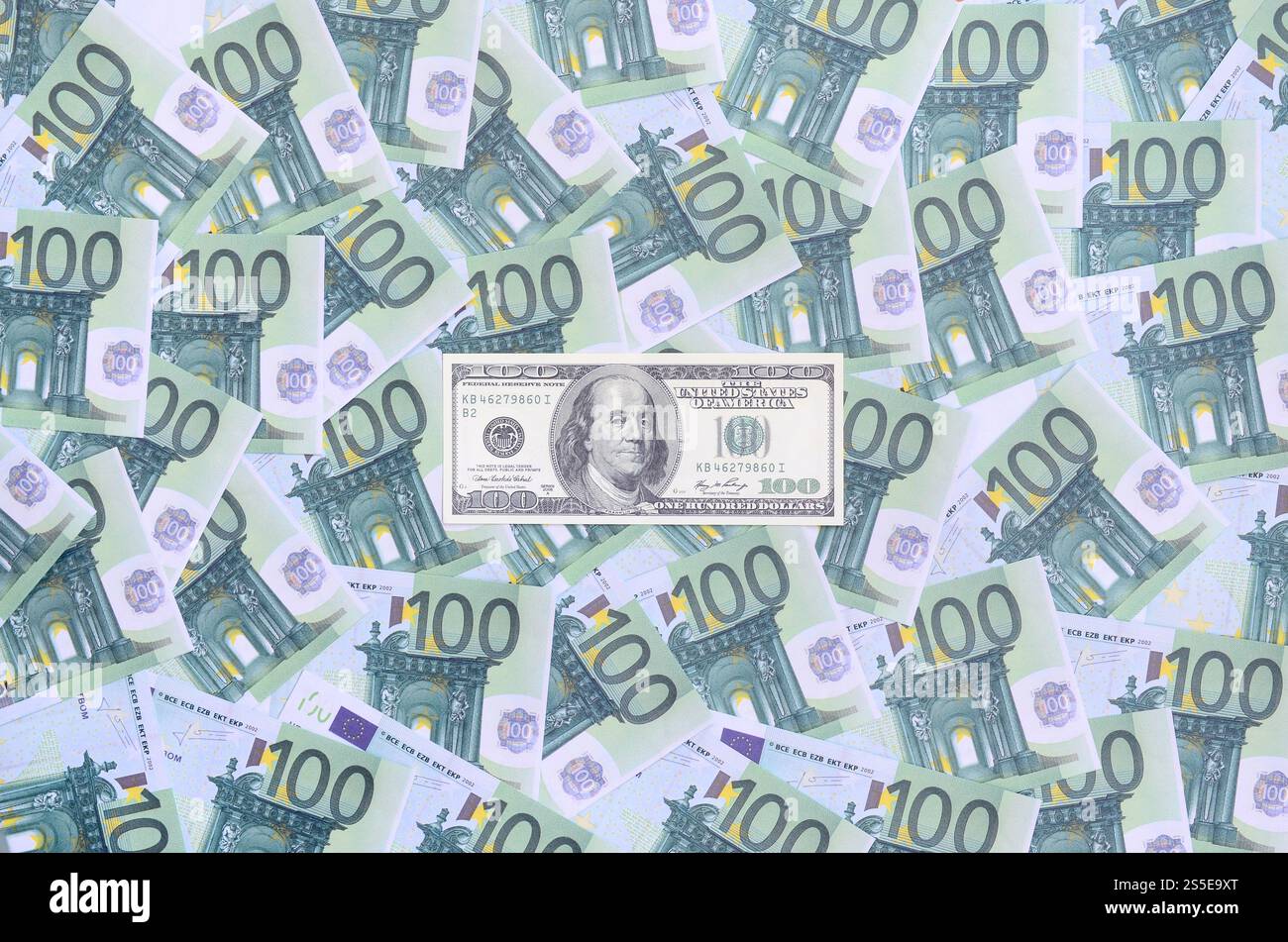 le billet de 100 dollars se trouve sur un ensemble de coupures monétaires vertes de 100 euros. Beaucoup d'argent forme un tas infini Banque D'Images