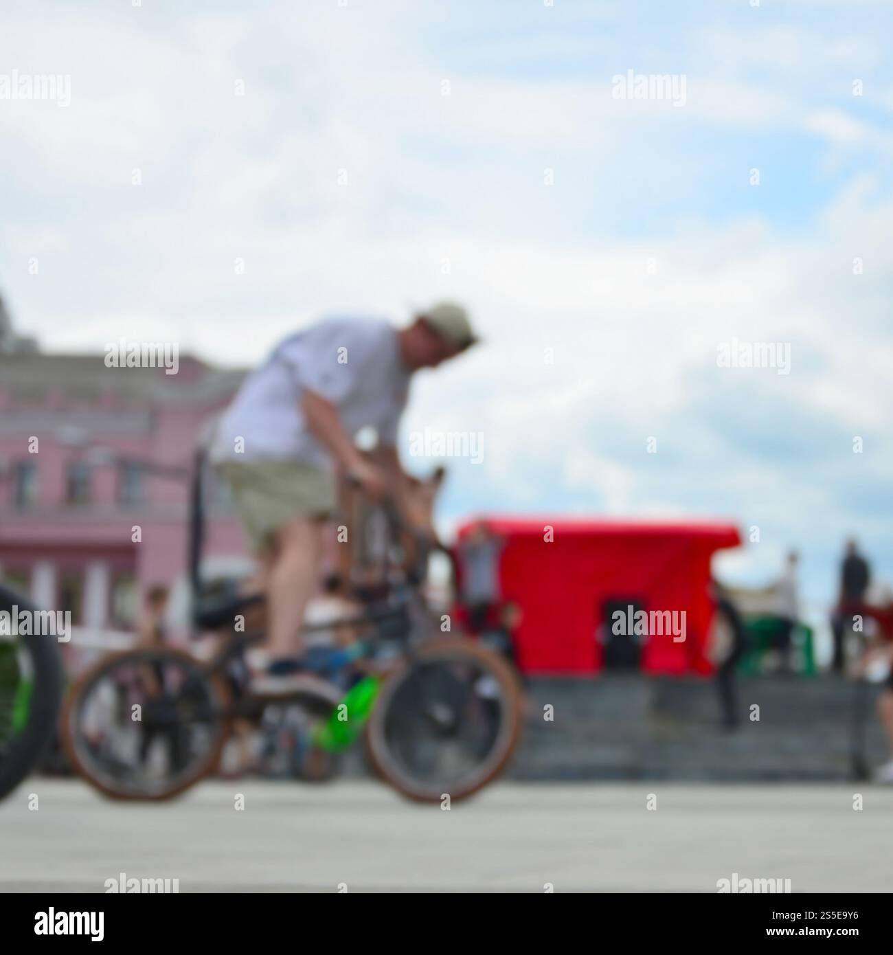 Image défocased de beaucoup de gens avec des vélos bmx. Rencontre des fans de sports extrêmes Banque D'Images Image défocased de beaucoup de gens avec des vélos bmx. Rencontre des fans de sports extrêmes Banque D'Images