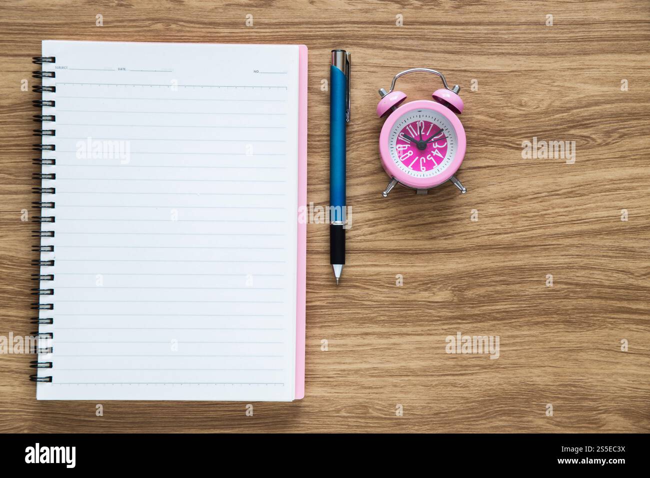 Vue de dessus du bloc-notes papier vierge sur l'espace de travail Banque D'Images