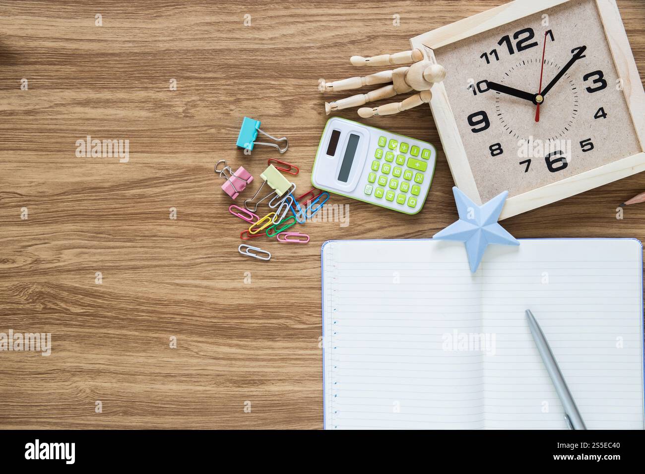 Vue de dessus du bloc-notes papier vierge sur l'espace de travail Banque D'Images