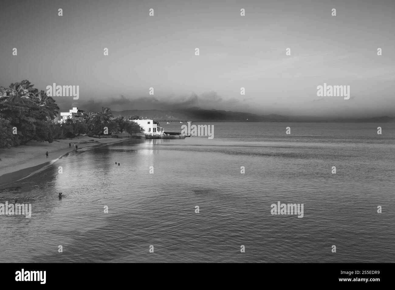 Une vue imprenable depuis une falaise rocheuse escarpée surplombant un vaste rivage, République dominicaine 2014. Une vue imprenable depuis la République Dominicaine 2012 Banque D'Images