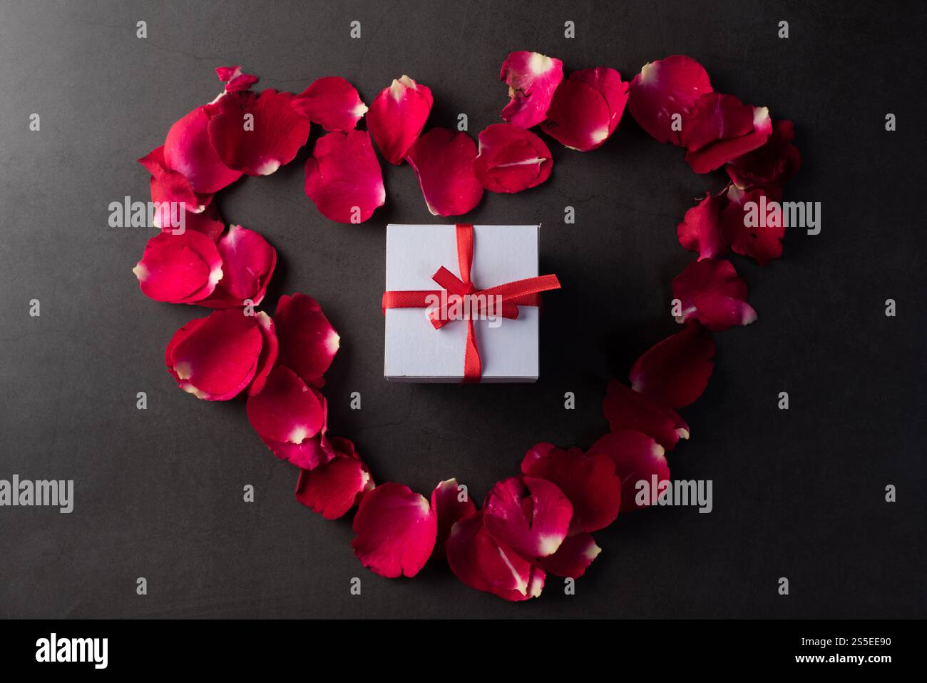 Boîte cadeau avec rose rouge Banque D'Images