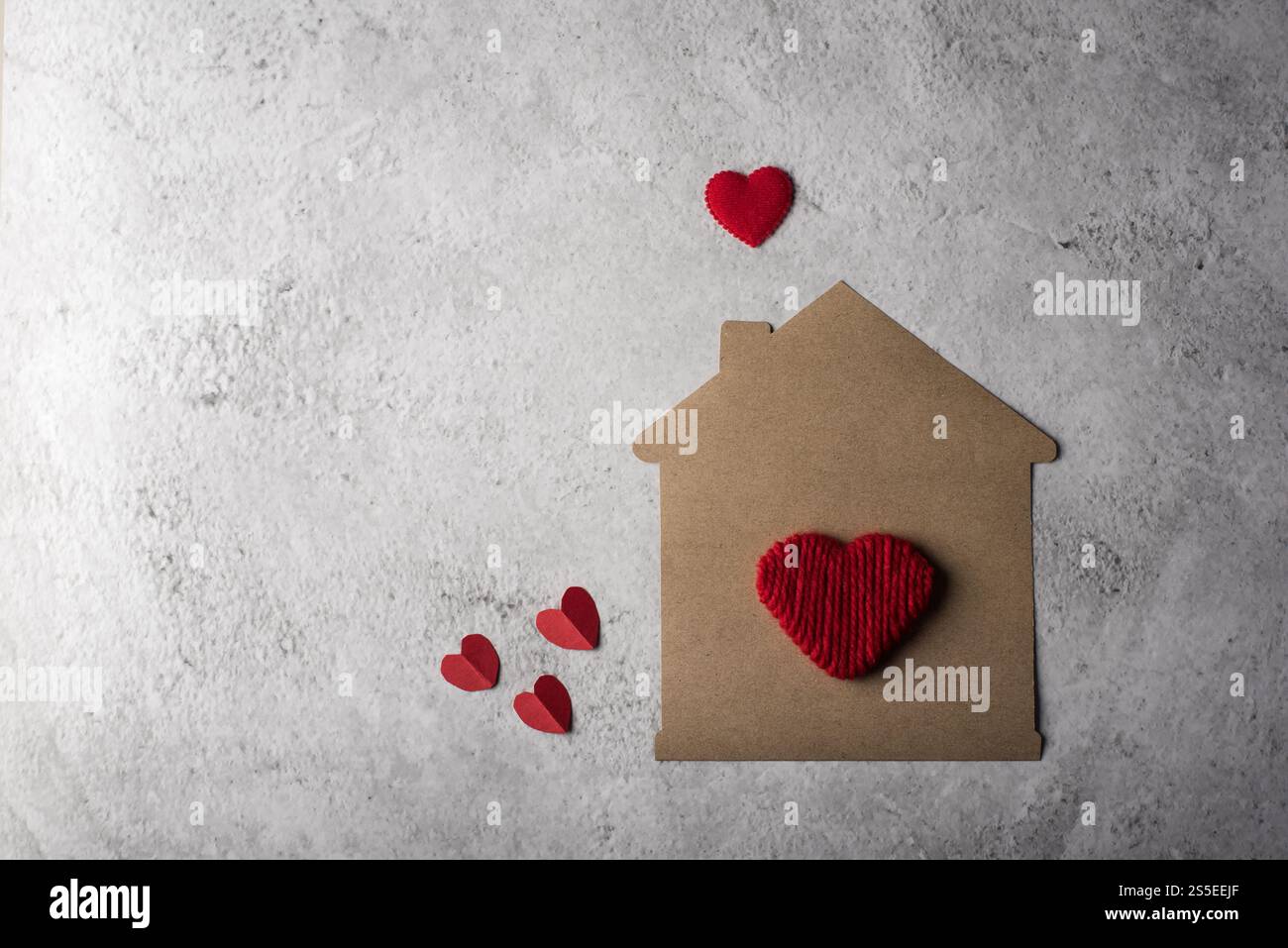 Maison en papier à motif coeur plat Banque D'Images