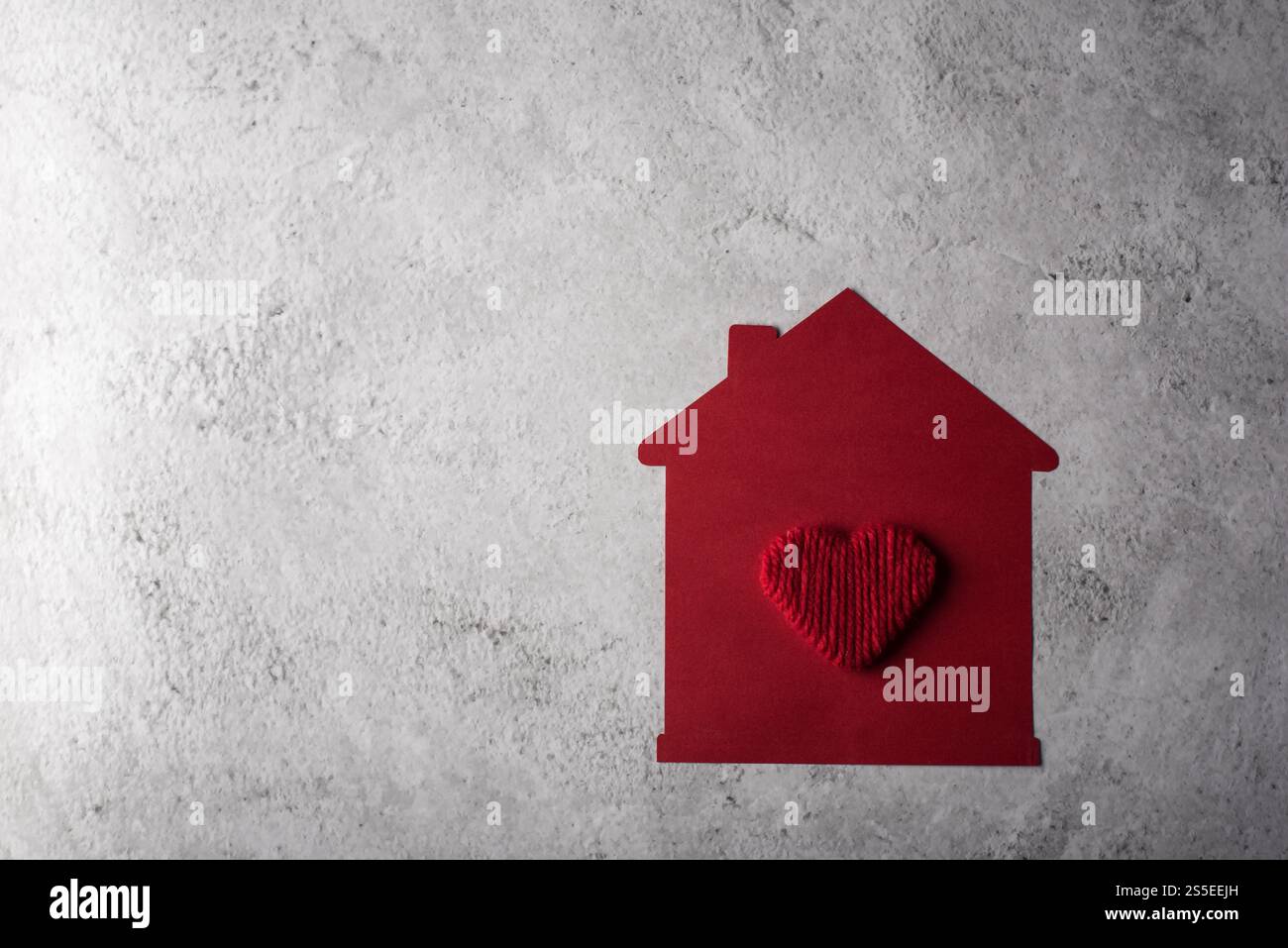 Maison en papier à motif coeur plat Banque D'Images