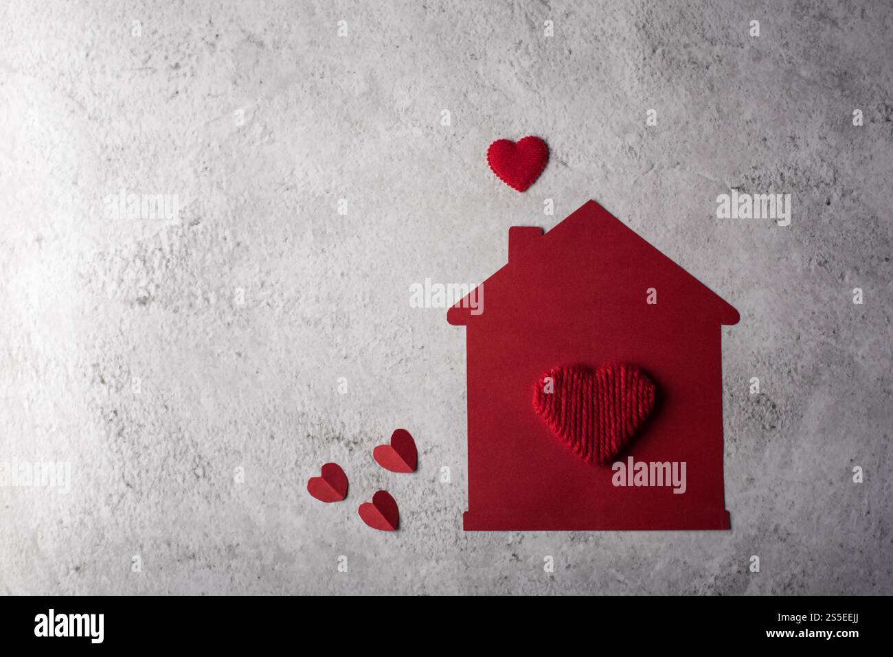 Maison en papier à motif coeur plat Banque D'Images