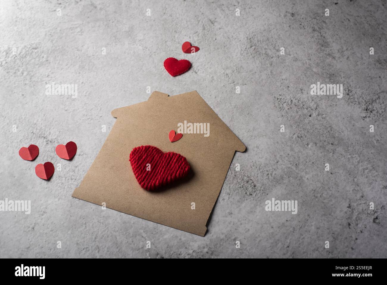 Maison en papier à motif coeur plat Banque D'Images