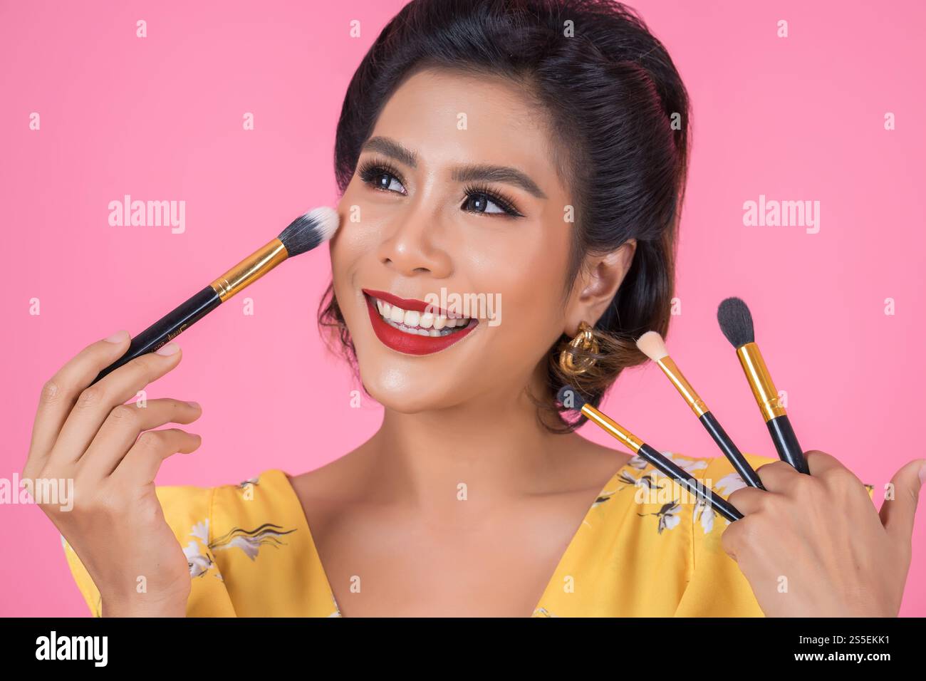 Portrait d'une femme avec un spectacle professionnel de pinceau à maquillage Banque D'Images