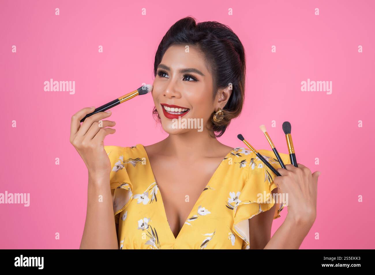 Portrait d'une femme avec un spectacle professionnel de pinceau à maquillage Banque D'Images