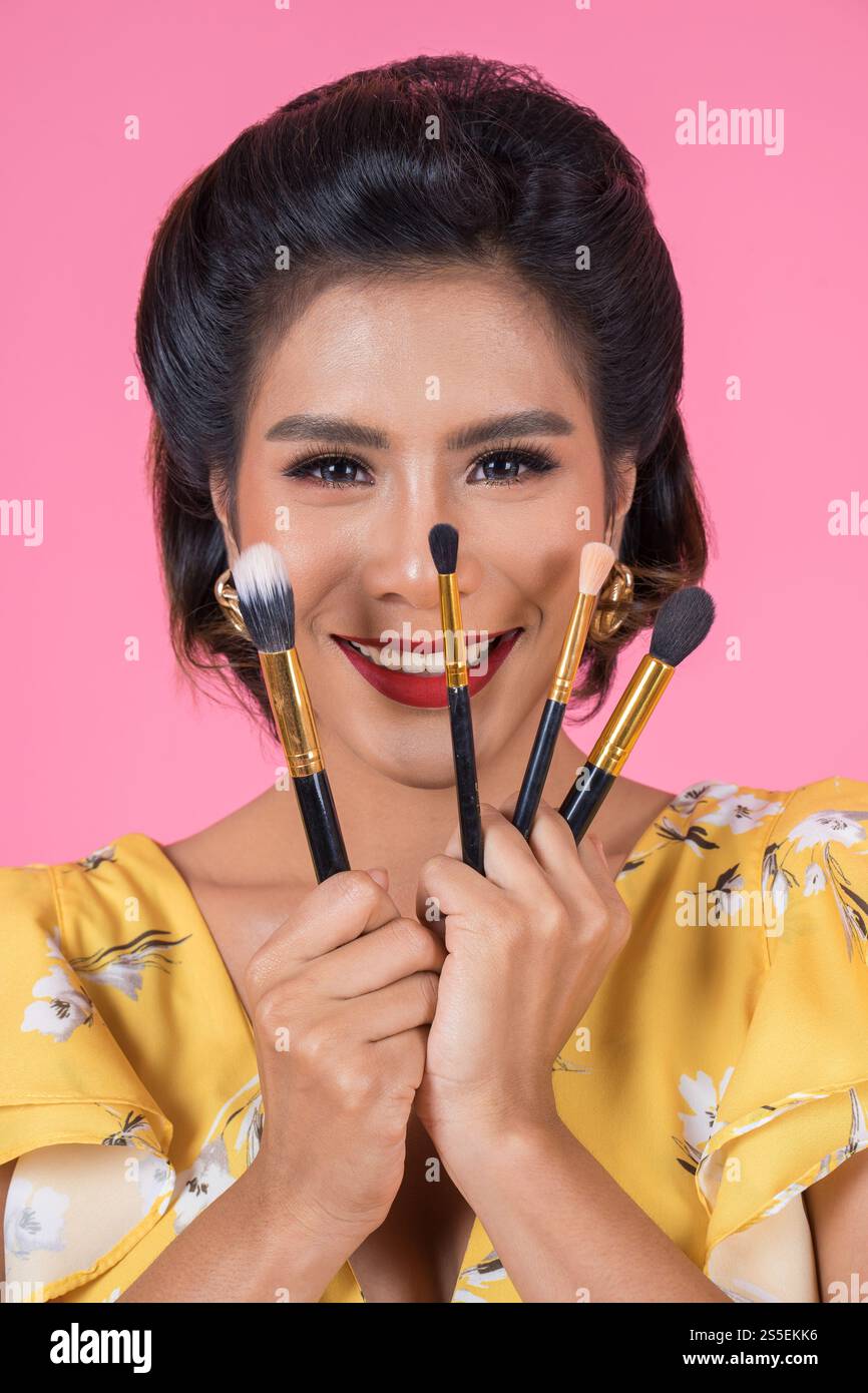 Portrait d'une femme avec un spectacle professionnel de pinceau à maquillage Banque D'Images