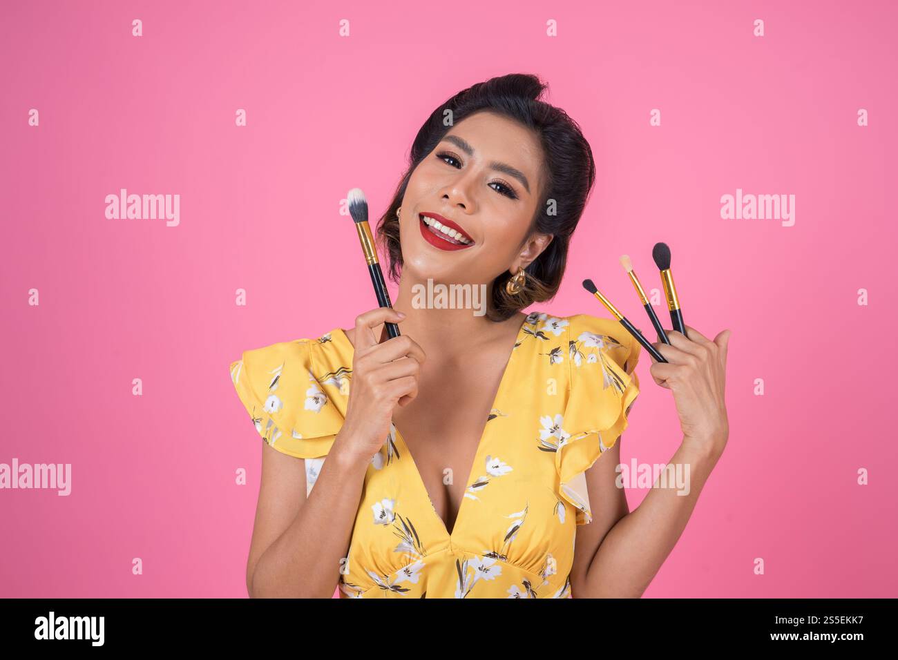 Portrait d'une femme avec un spectacle professionnel de pinceau à maquillage Banque D'Images