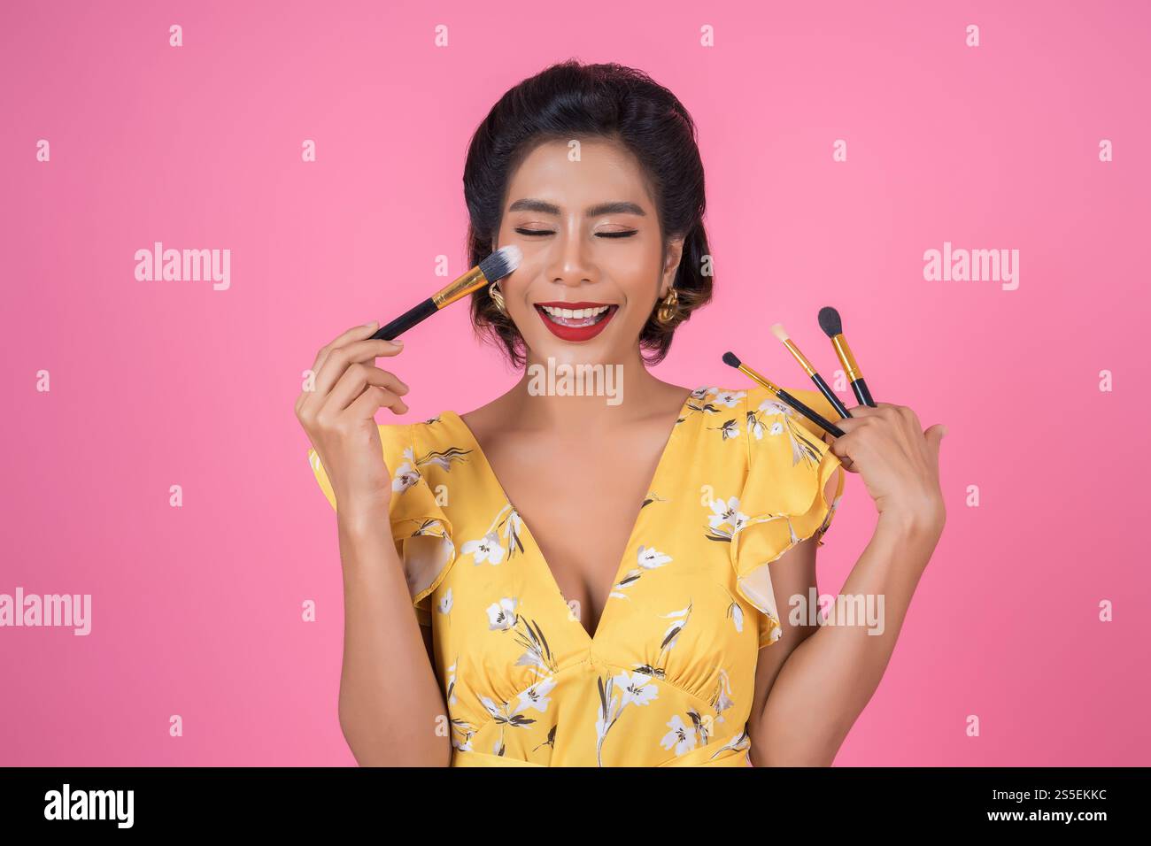 Portrait d'une femme avec un spectacle professionnel de pinceau à maquillage Banque D'Images