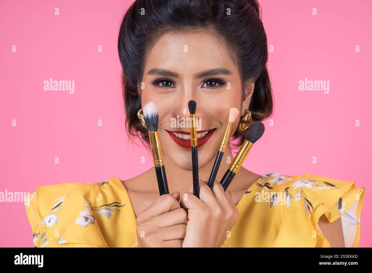 Portrait d'une femme avec un spectacle professionnel de pinceau à maquillage Banque D'Images