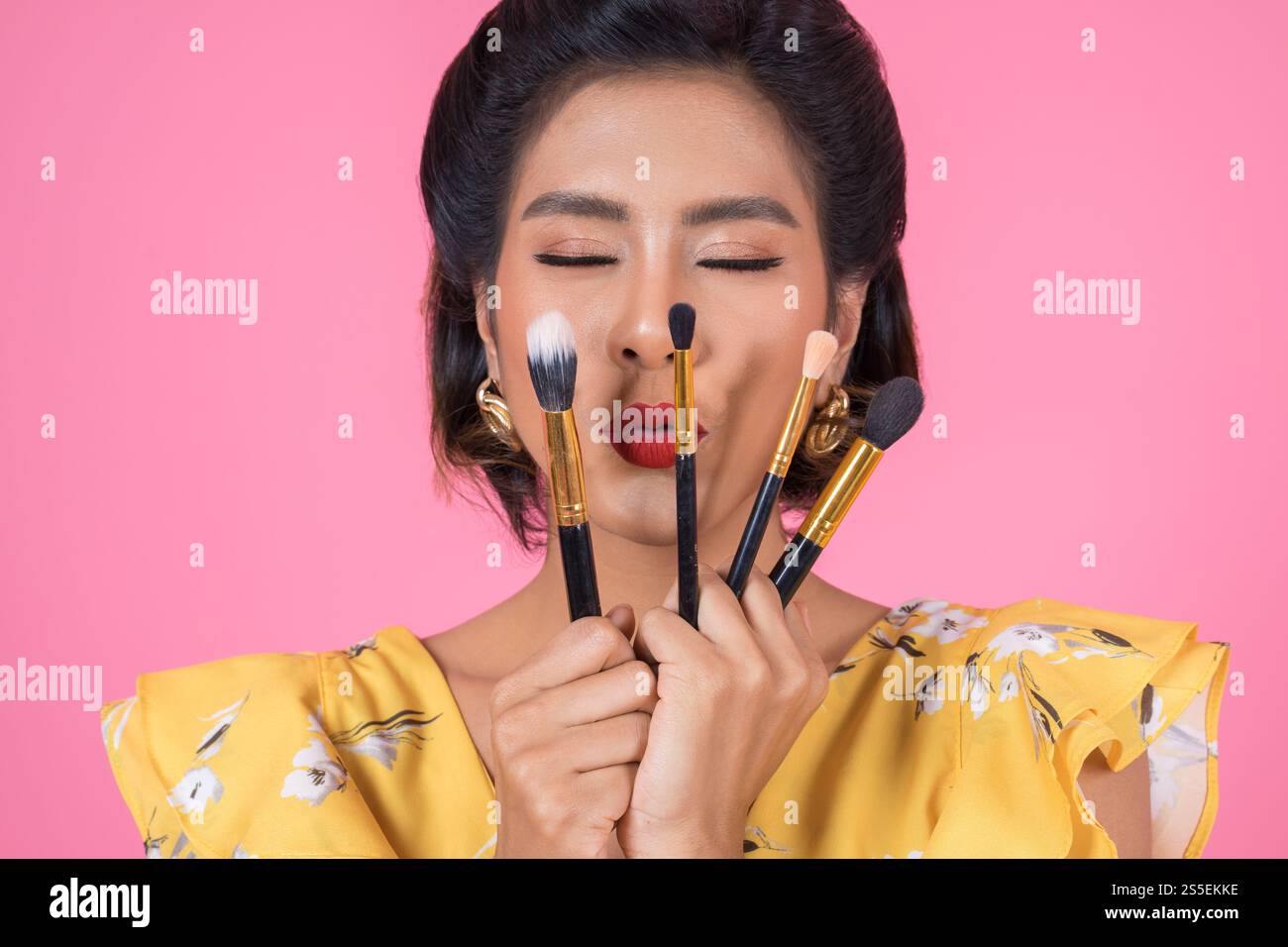 Portrait d'une femme avec un spectacle professionnel de pinceau à maquillage Banque D'Images