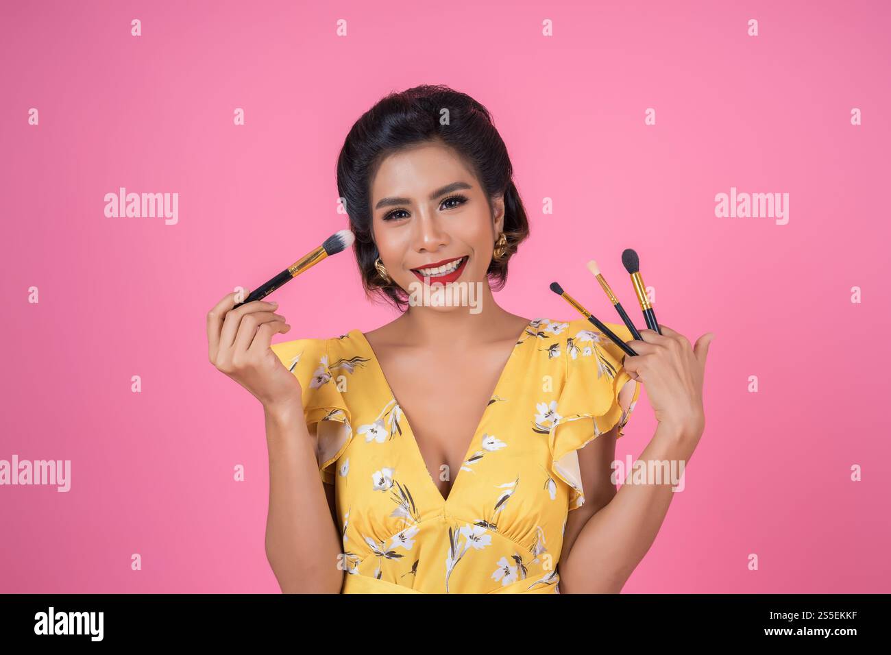 Portrait d'une femme avec un spectacle professionnel de pinceau à maquillage Banque D'Images