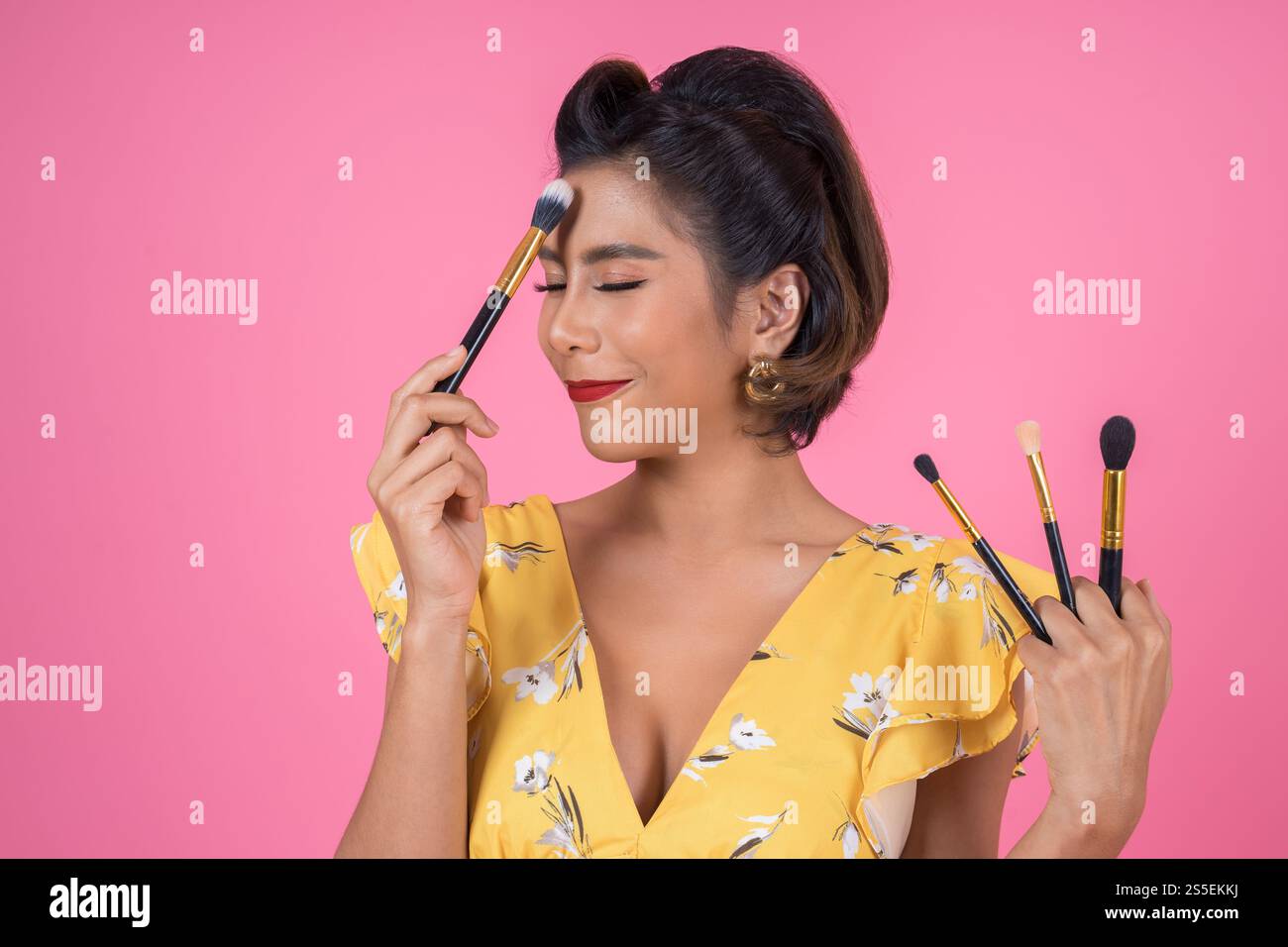 Portrait d'une femme avec un spectacle professionnel de pinceau à maquillage Banque D'Images