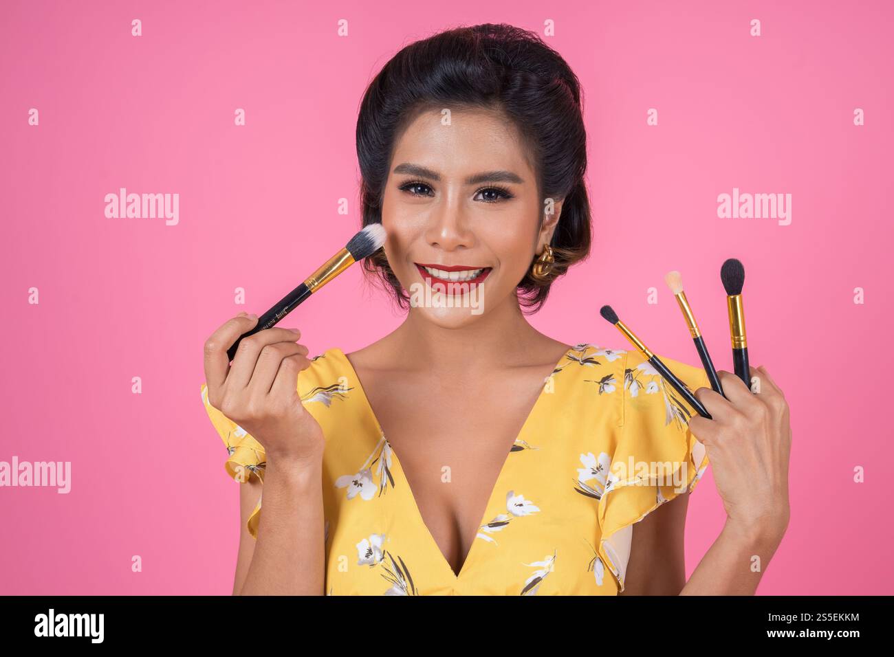 Portrait d'une femme avec un spectacle professionnel de pinceau à maquillage Banque D'Images