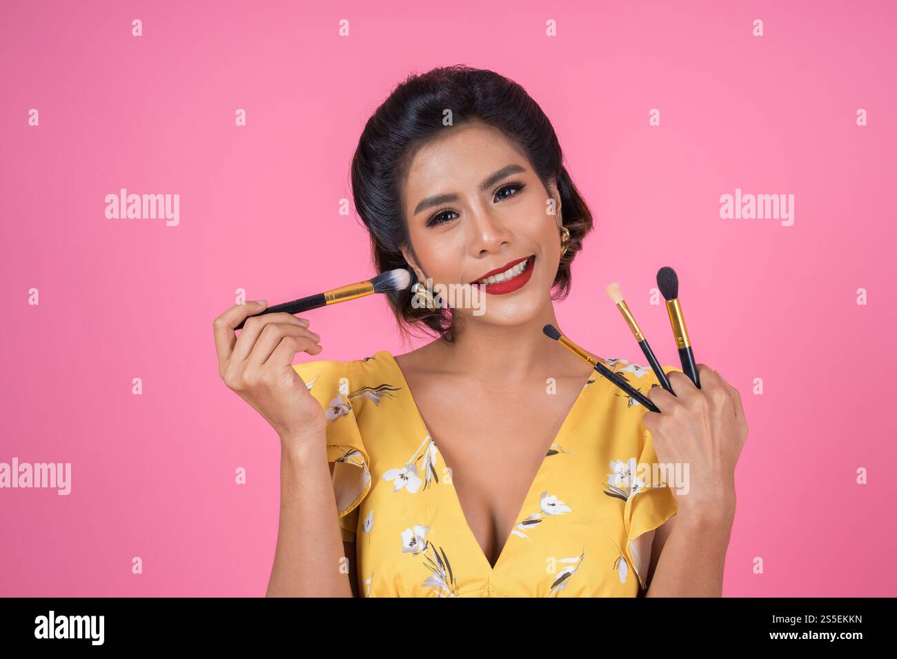 Portrait d'une femme avec un spectacle professionnel de pinceau à maquillage Banque D'Images
