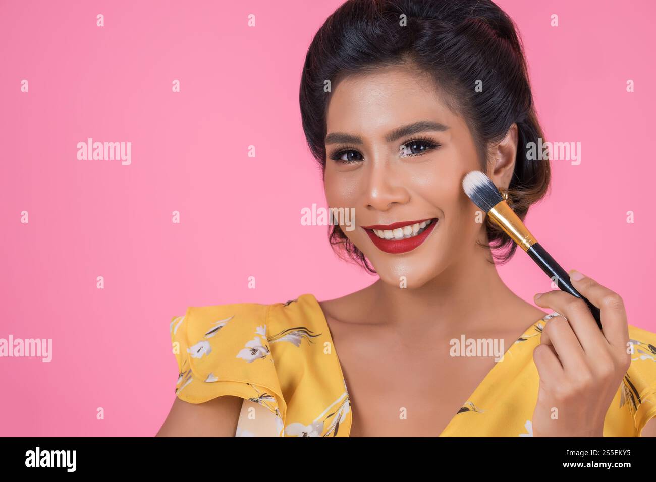 Portrait d'une femme avec un spectacle professionnel de pinceau à maquillage Banque D'Images