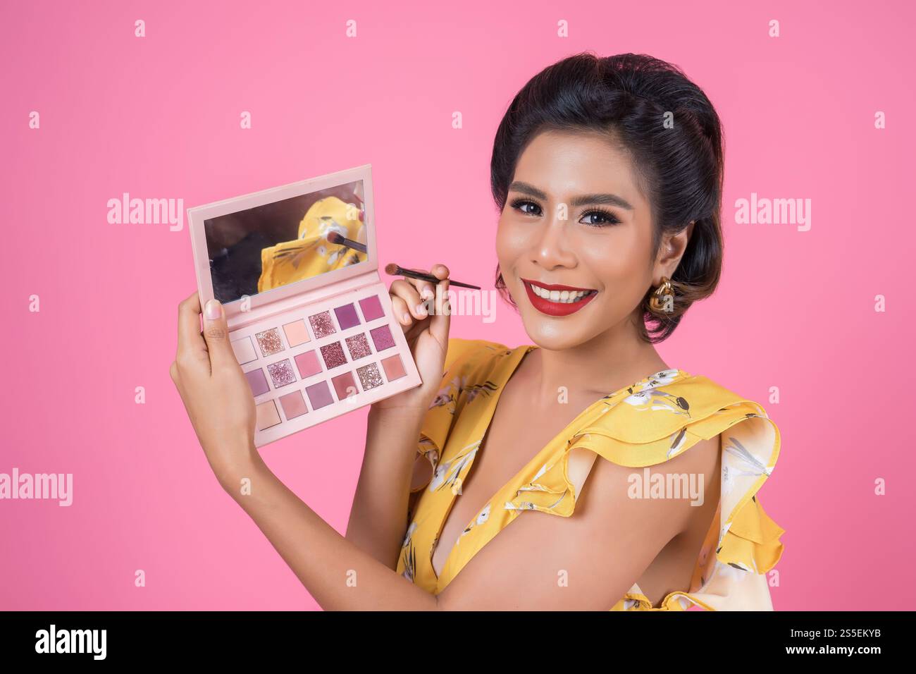 Portrait de femme avec brosse à maquillage et cosmétique Banque D'Images