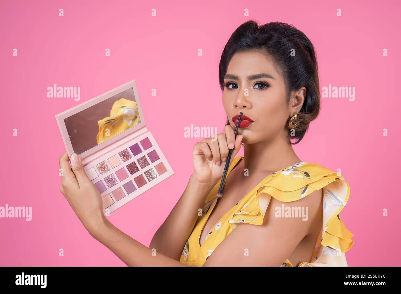 Portrait de femme avec brosse à maquillage et cosmétique Banque D'Images