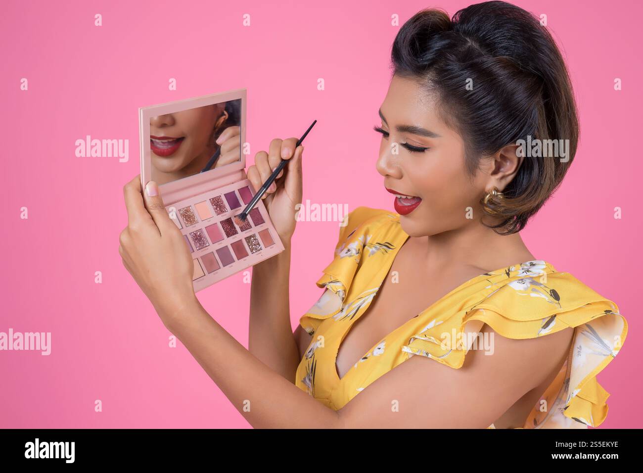 Portrait de femme avec brosse à maquillage et cosmétique Banque D'Images