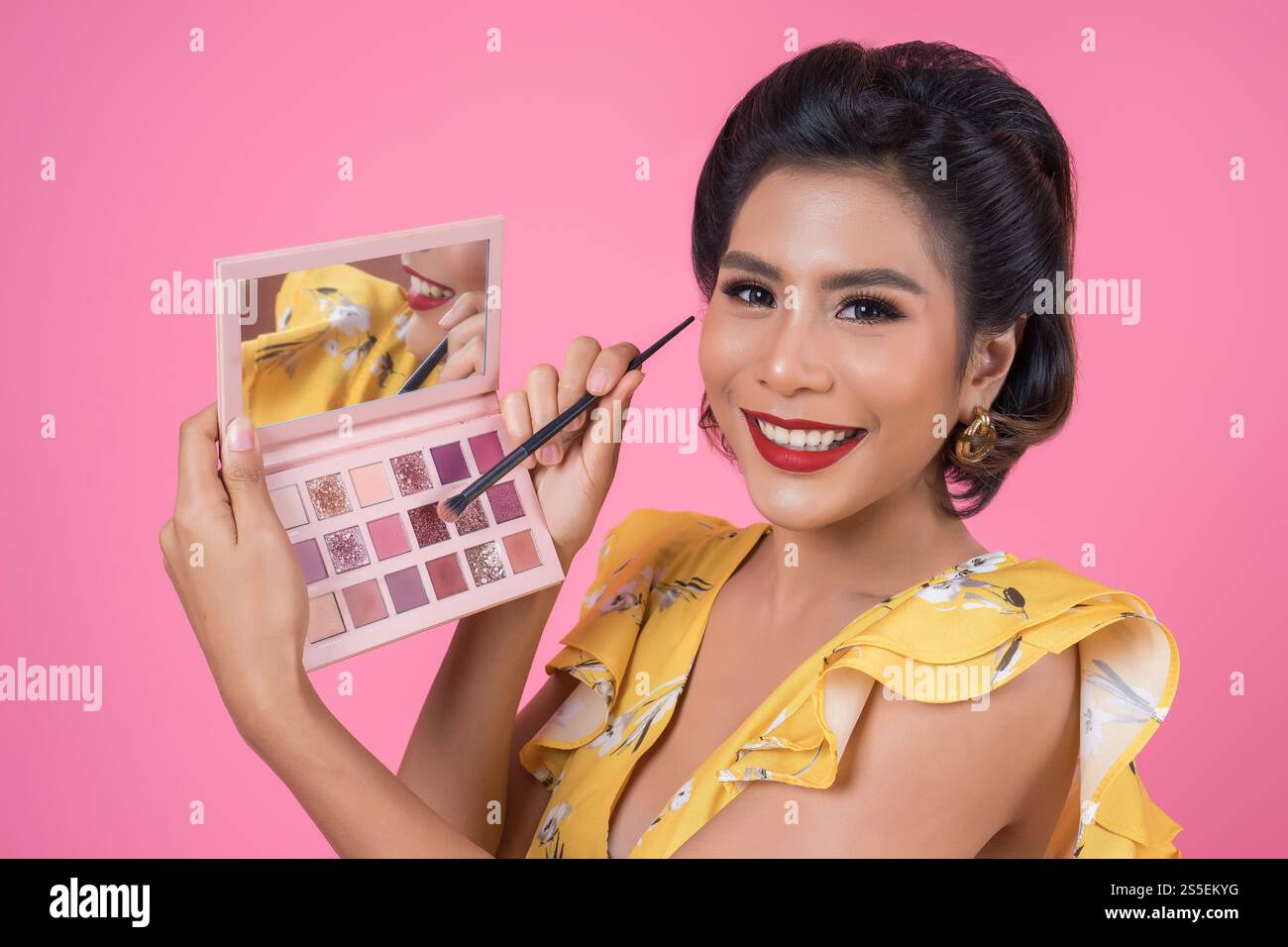 Portrait de femme avec brosse à maquillage et cosmétique Banque D'Images